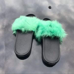 Size 7 women’s Ugg’s.  Green fur